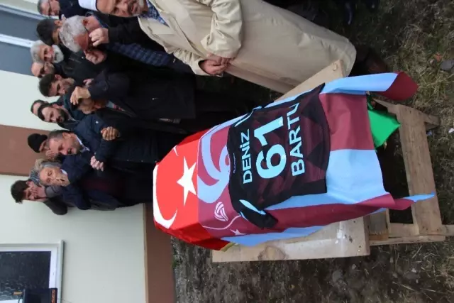 Oğlunun Kıyafetini Bir An Olsun Elinden Bırakmadı Oğlunun Kıyafetini Bir An Olsun Elinden Bırakmadı