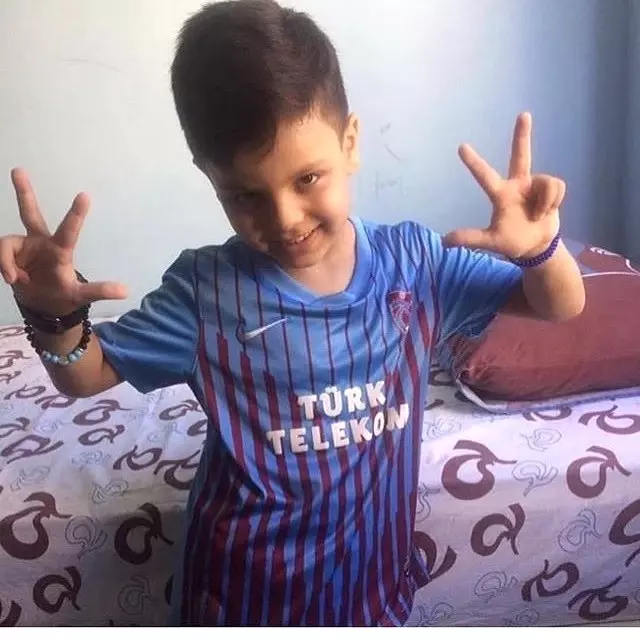 Oğlunun Kıyafetini Bir An Olsun Elinden Bırakmadı Oğlunun Kıyafetini Bir An Olsun Elinden Bırakmadı