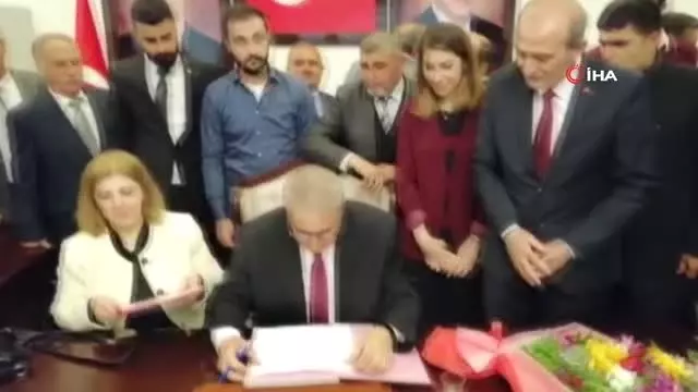 Öğrencilerine El Öptüren Başkan Mazbatasını Aldı Öğrencilerine El Öptüren Başkan Mazbatasını Aldı