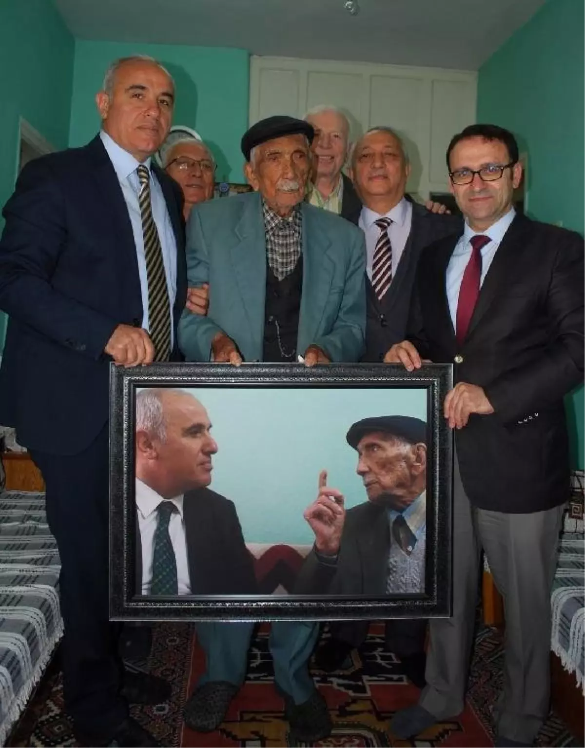 105 Yaşındaki Bektaş Dedeye Yeni Nüfus Cüzdanı Evinde Teslim Edildi