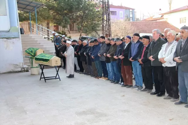 Amasya'da Evlerindeki Yangında Ölen Yaşlı Çiftin Cenazeleri Defnedildi Amasya'da Evlerindeki Yangında Ölen Yaşlı Çiftin Cenazeleri Defnedildi