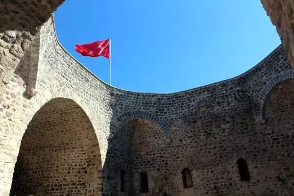 Anadolu'nun İlk Medresesi Yıllara Meydan Okuyor Anadolu'nun İlk Medresesi Yıllara Meydan Okuyor