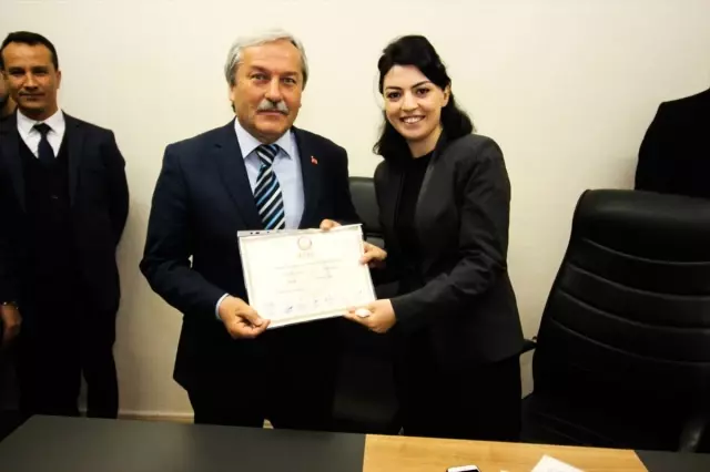 Bağımsız Belediye Başkanı Şahin Mazbatasını Aldı Bağımsız Belediye Başkanı Şahin Mazbatasını Aldı