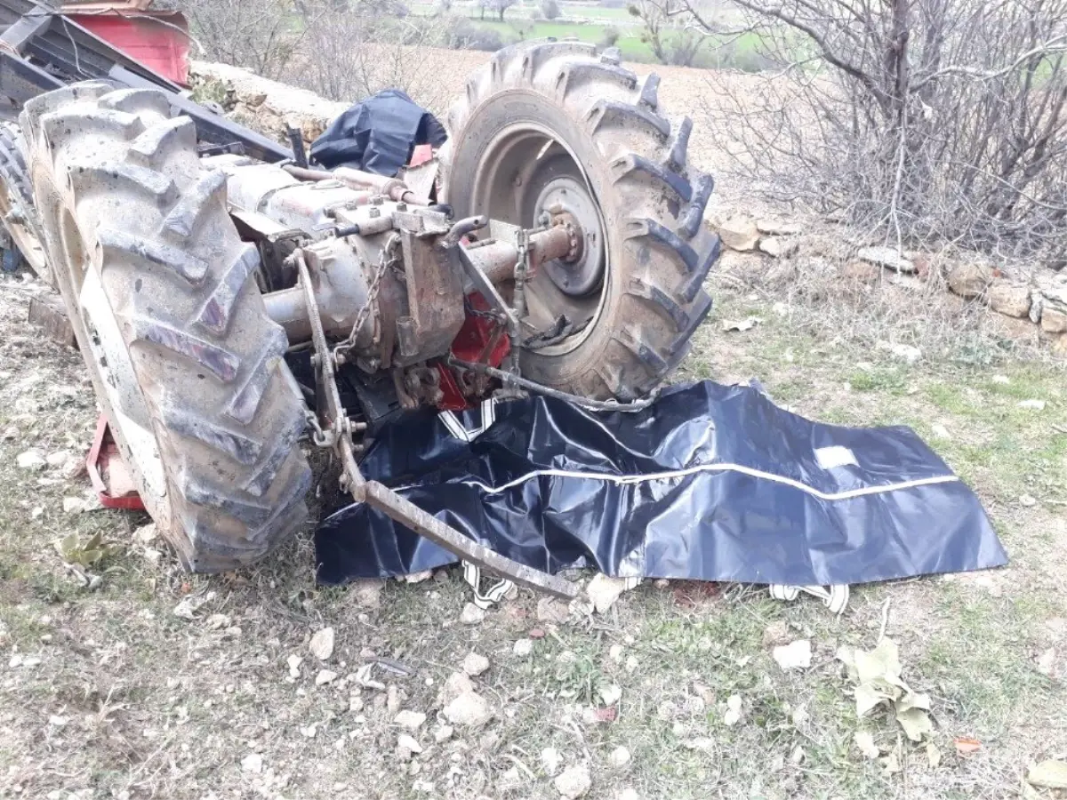 Devrilen Traktörde Eski Muhtar ve Eşi Can Verdi