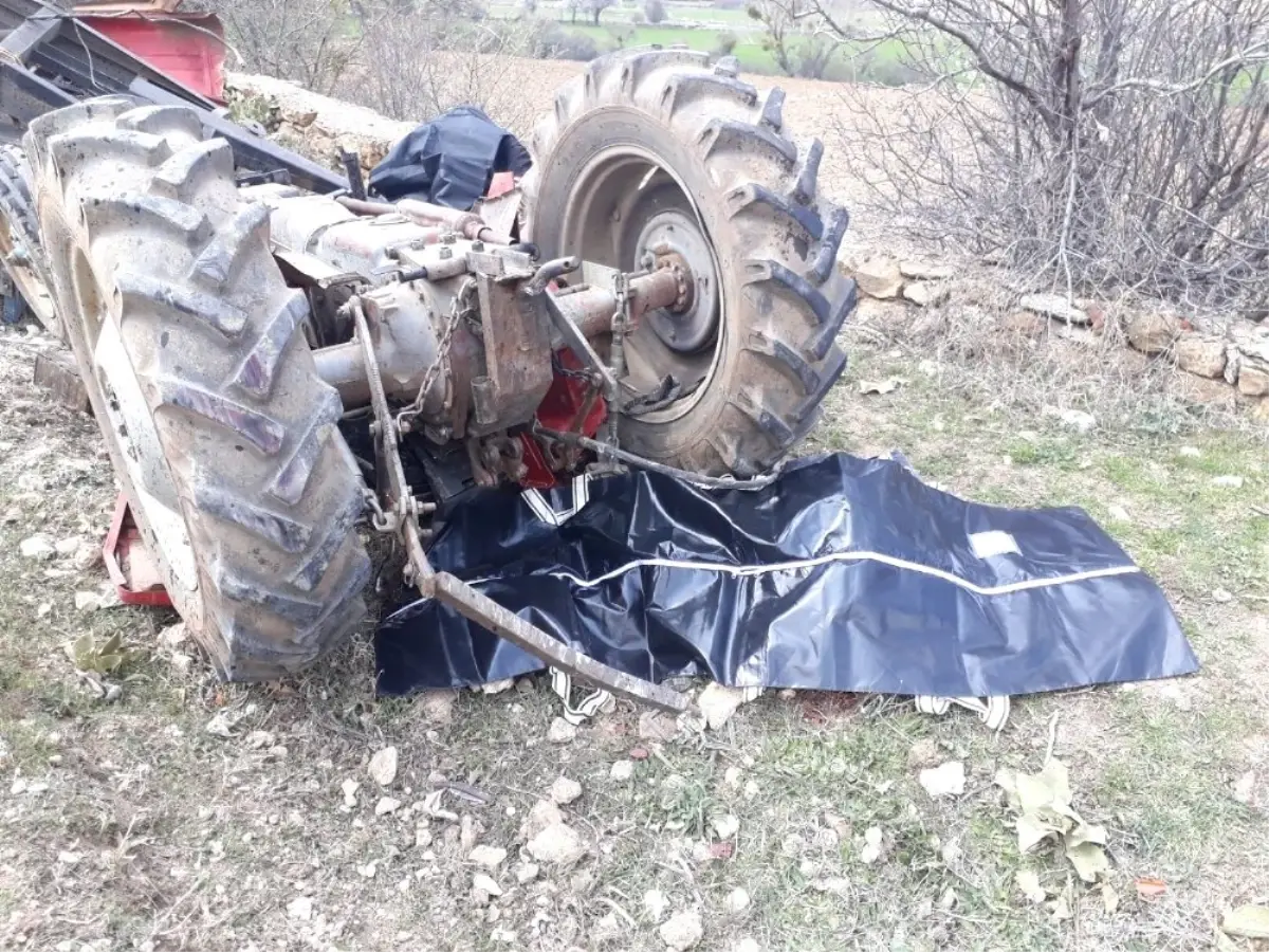 Devrilen Traktörde Eski Muhtar ve Eşi Can Verdi