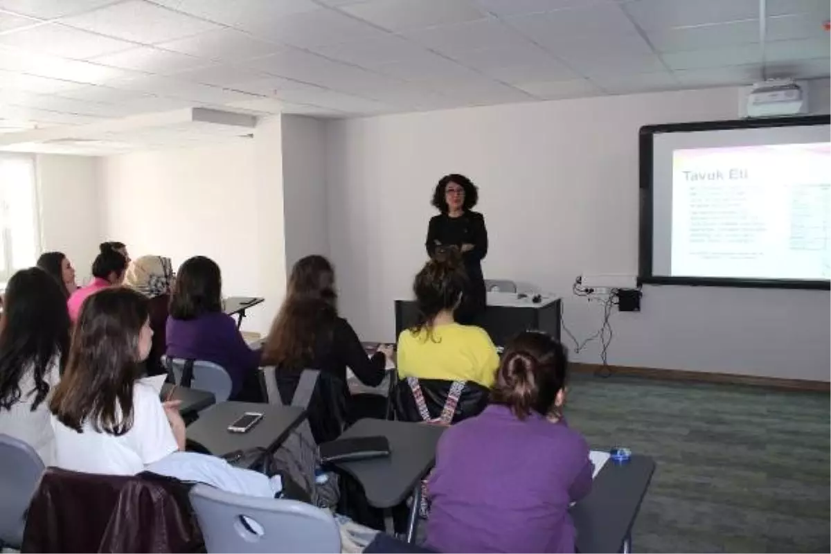 Diyetisyen Canan Aksoy: Tavuk Etini Gönül Rahatlığıyla Tüketebiliriz