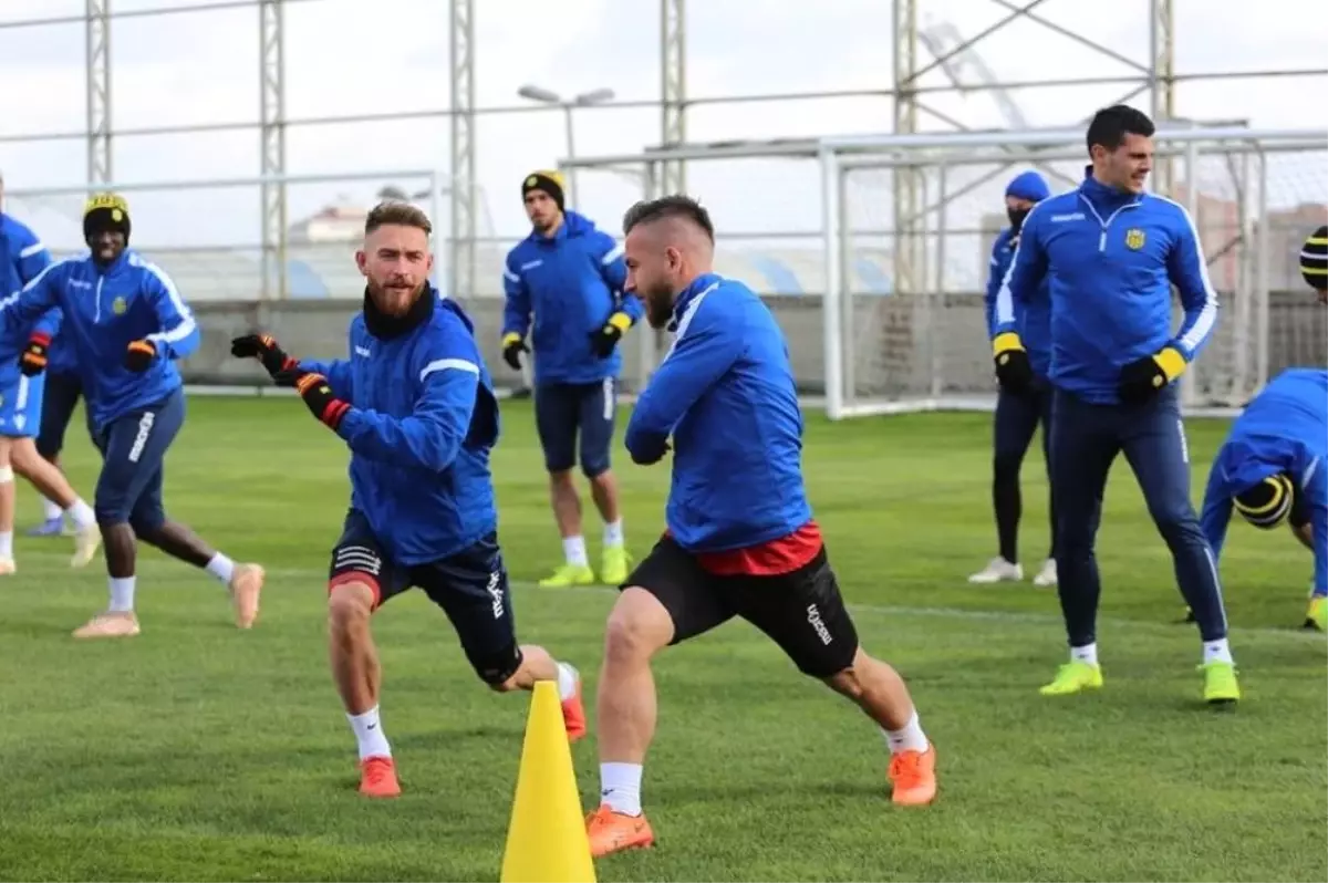Evkur Yeni Malatyaspor'da Mustafa Akbaş'ın Ayak Parmağı Kırıldı