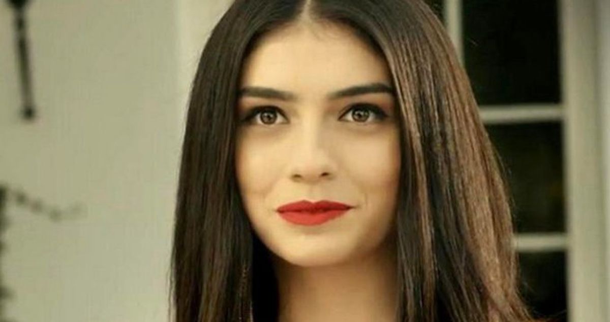 Güzel Oyuncu Hazar Ergüçlü, Cesur Pozlarıyla Yürek Hoplattı!