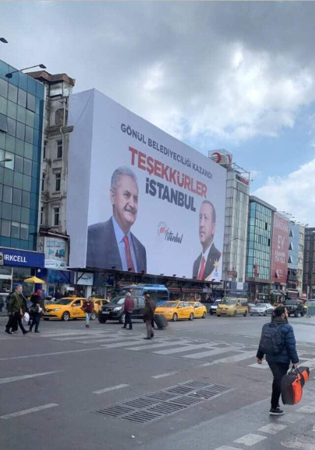 İstanbul'un Bazı İlçelerine Ekrem İmamoğlu'nun da 'Teşekkürler İstanbul' Yazılı Afişleri Asıldı