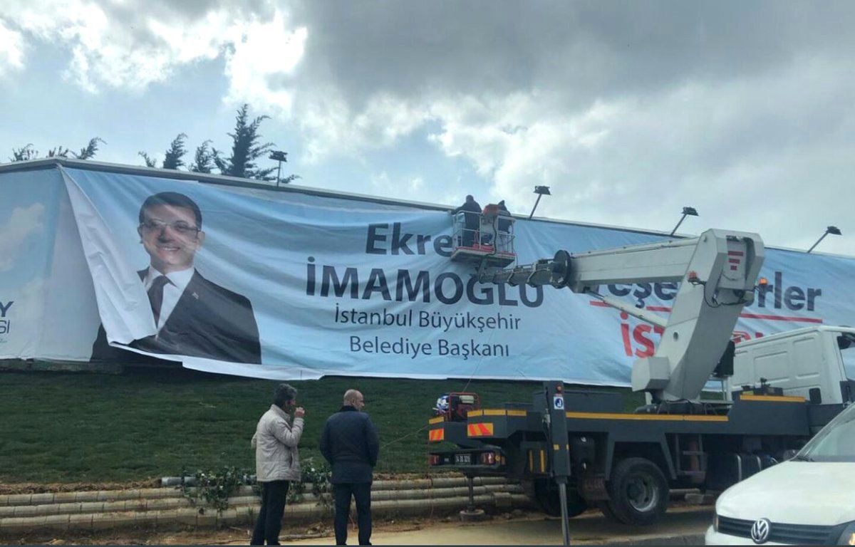 İstanbul'un Bazı İlçelerine Ekrem İmamoğlu'nun 'Teşekkürler İstanbul' Yazılı Afişleri Asıldı