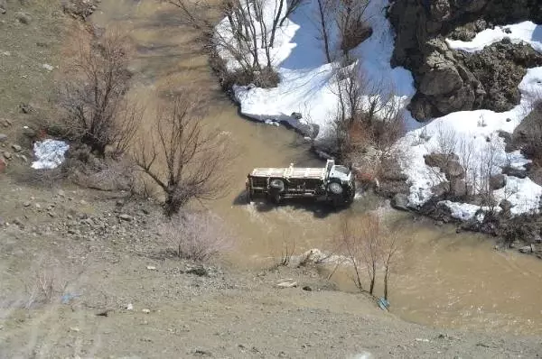 Kamyonet Dereye Uçtu: 1 Ölü, 2 Yaralı Kamyonet Dereye Uçtu: 1 Ölü, 2 Yaralı