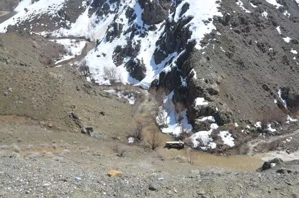 Kamyonet Dereye Uçtu: 1 Ölü, 2 Yaralı Kamyonet Dereye Uçtu: 1 Ölü, 2 Yaralı