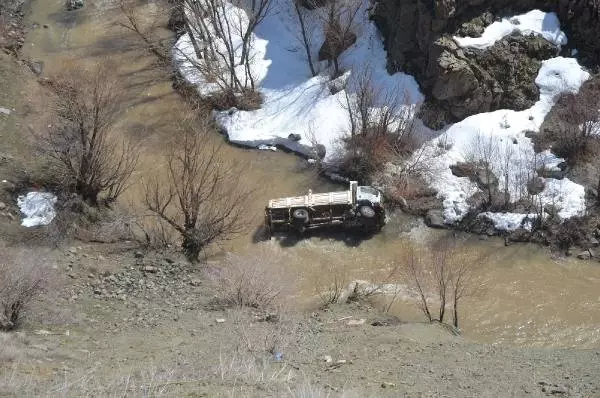 Kamyonet Dereye Uçtu: 1 Ölü, 2 Yaralı Kamyonet Dereye Uçtu: 1 Ölü, 2 Yaralı