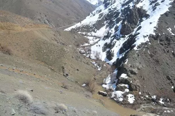 Kamyonet Dereye Uçtu: 1 Ölü, 2 Yaralı Kamyonet Dereye Uçtu: 1 Ölü, 2 Yaralı