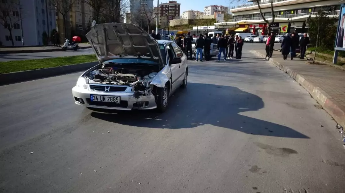 Kartal'da Orta Refüjden Atlayan Araç Karşı Şeride Girdi: 1 Yaralı