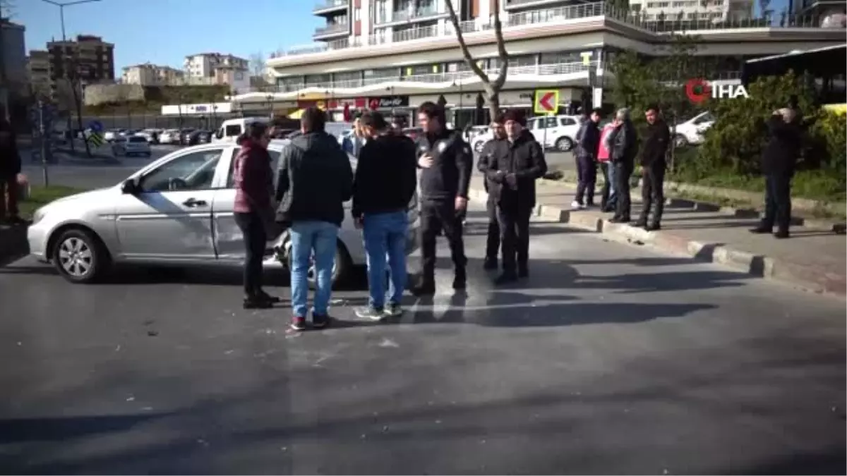 Kartal'da Orta Refüjden Atlayan Araç Karşı Şeride Girdi: 1 Yaralı