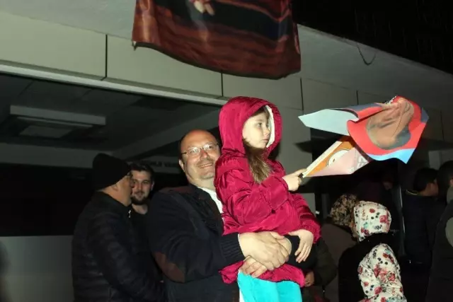 Kesimoğlu, Kırklareli Belediyesi Önünde Vatandaşlar Tarafından Karşılandı