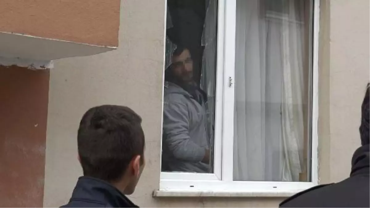 Madde Bağımlısı Genç, Ebeveynlerini Rehin Aldı! Polis, 2 Saatte İkna Etti