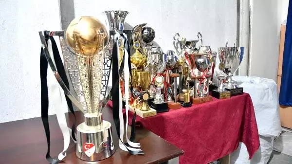 Manisaspor'un Kupaları Satıldı