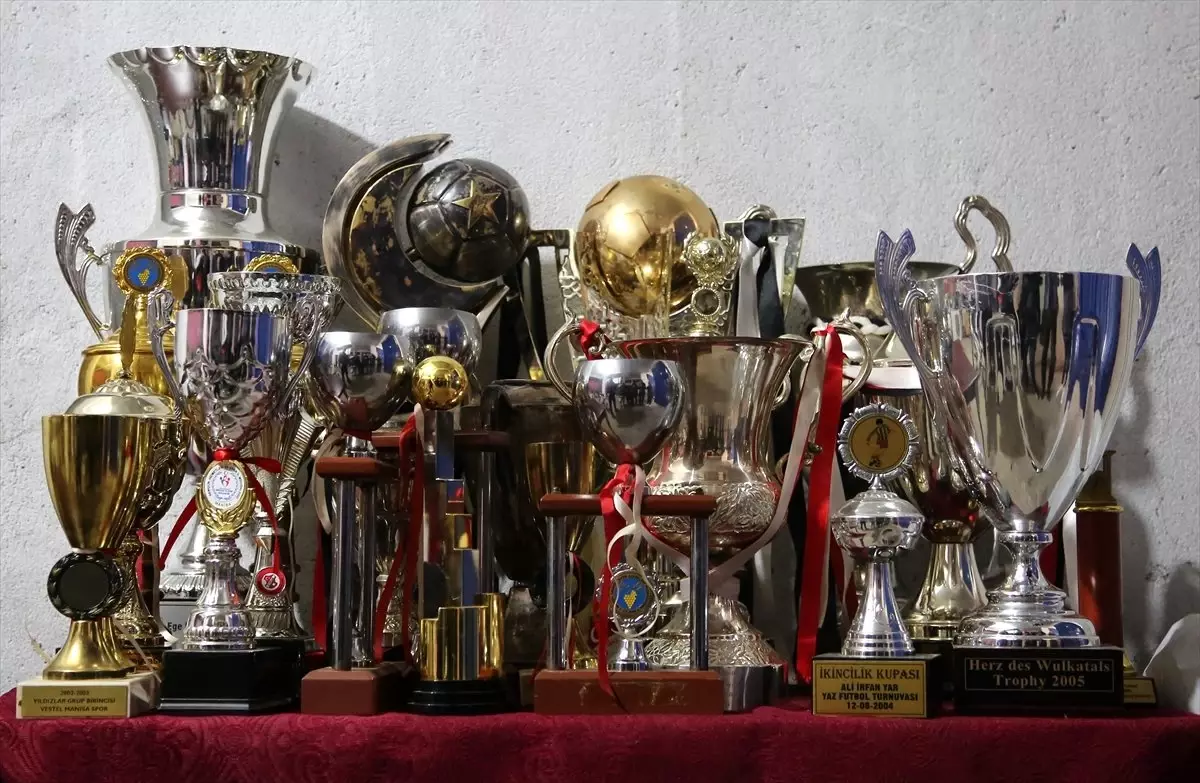 Manisaspor'un Kupalarını Kasap Satın Aldı