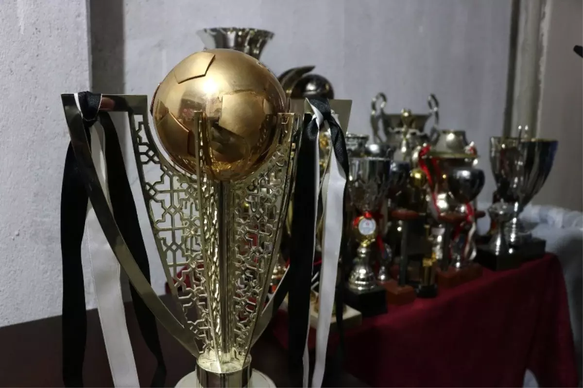 Manisaspor'un Tarihi Kupaları 59 Bin Liraya Satıldı