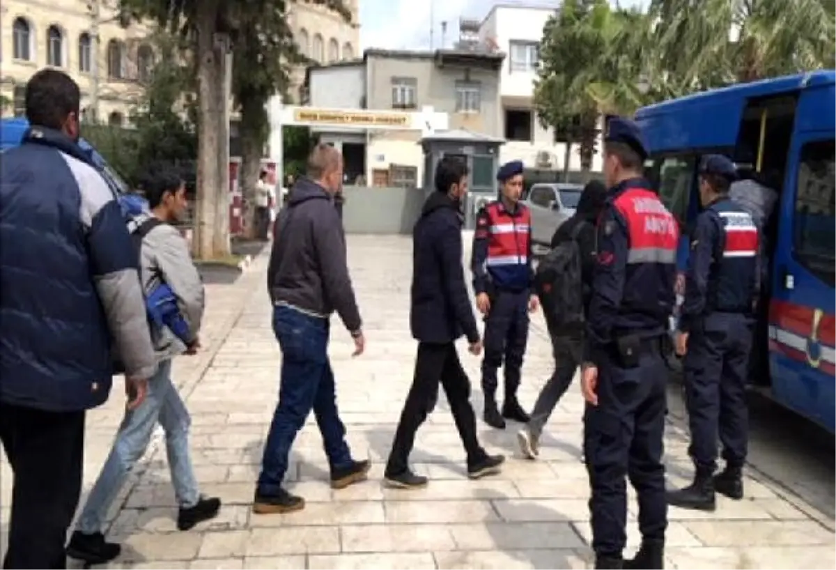 Mersin'de 19 Kaçak Göçmen ve 3 Organizatör Yakalandı
