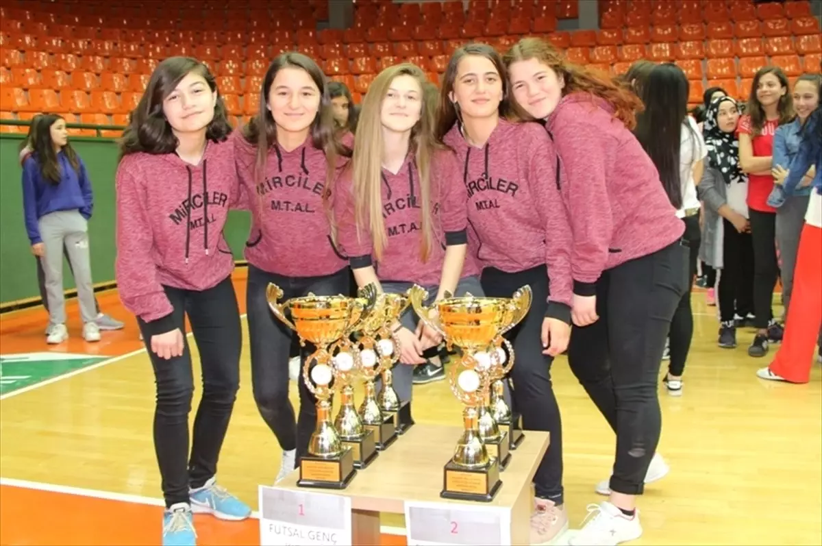 Okul Sporları Müsabakalarında Başarılı Olanlara Ödül