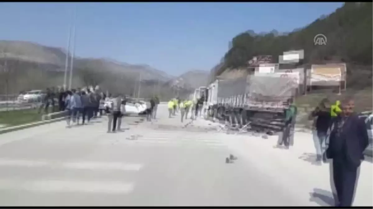 Otomobil Tıra Çarpıp Devrildi: 1 Ölü