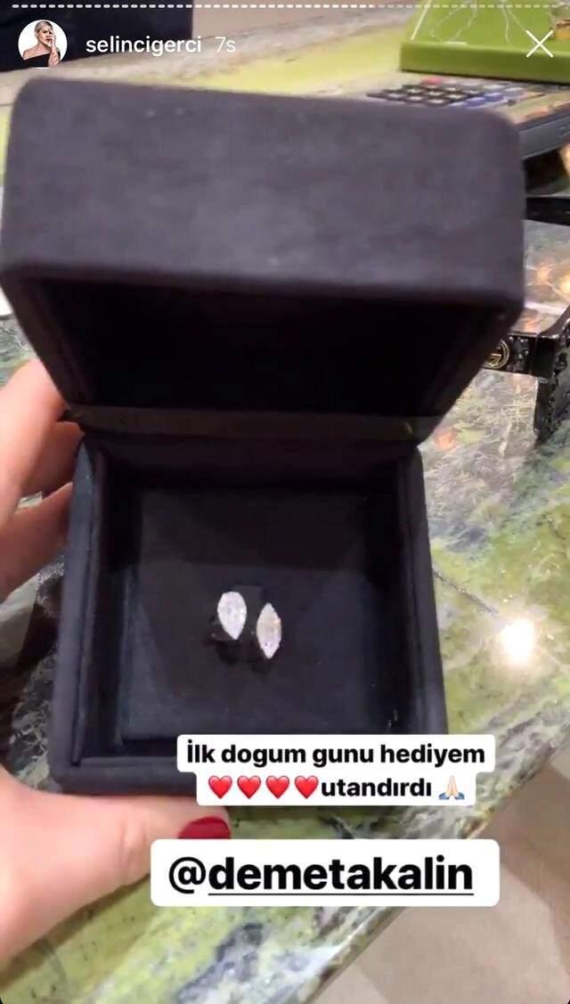 Sarkici Demet Akalin Selin Cigerci Ye Dogum Gunu Hediyesi Olarak Pirlanta Yuzuk Aldi Magazin