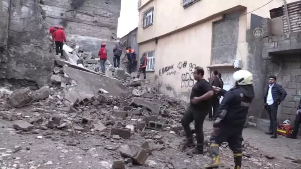 Siirt'te Metruk Binanın Duvarı Yıkıldı