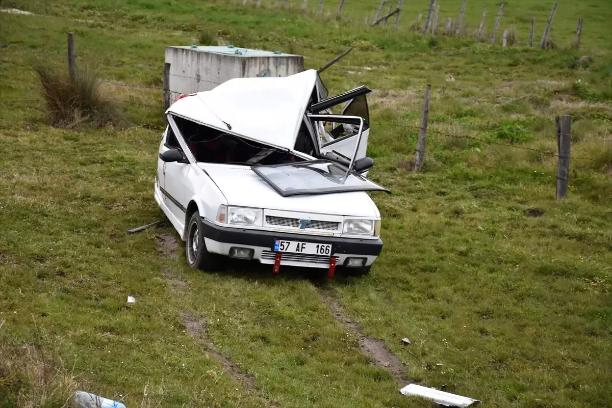 Sinop'ta Minibüs Park Halindeki Otomobile Çarptı: 7 Yaralı