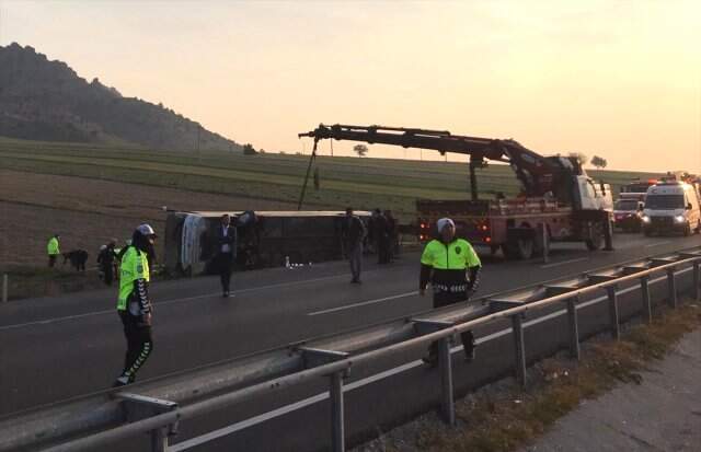 Son Dakika! Denizli'de Yolcu Otobüsü Şarampole Devrildi: 2 Ölü, 22 Yaralı