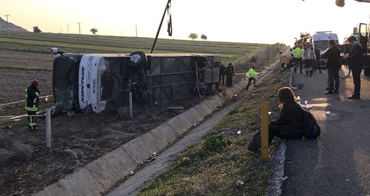 Denizli'de Yolcu Otobüsü Şarampole Devrildi: 2 Ölü, 34 Yaralı