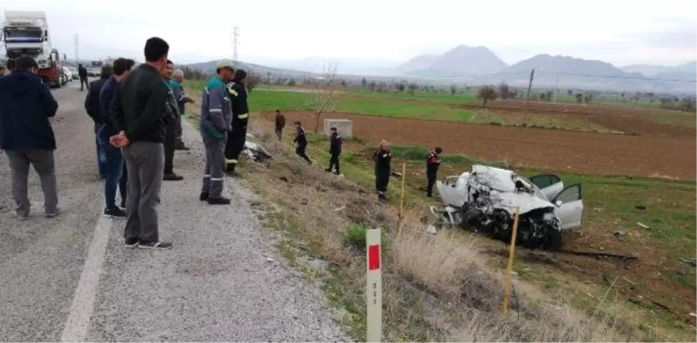 Tır ile Otomobil Çarpıştı: 1'i Ağır 2 Yaralı