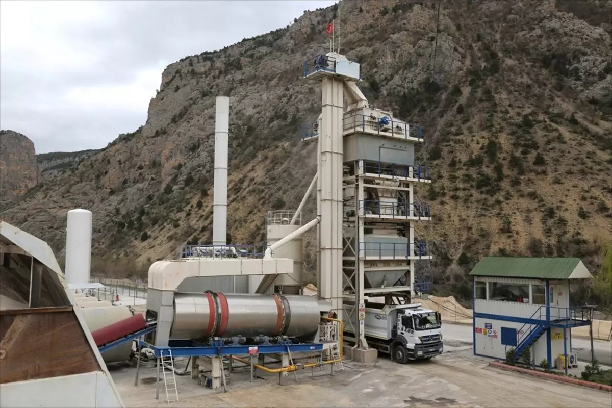 Vali Doruk, Ardanuç'ta Kırma Eleme ve Asfalt Tesisini İnceledi