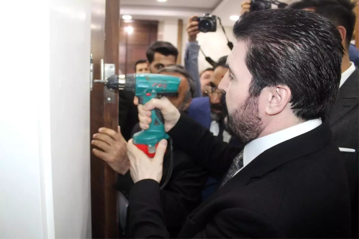 Ağrı Belediye Başkanı Sayan, Makam Odasının Kapısını Elleriyle Söktü