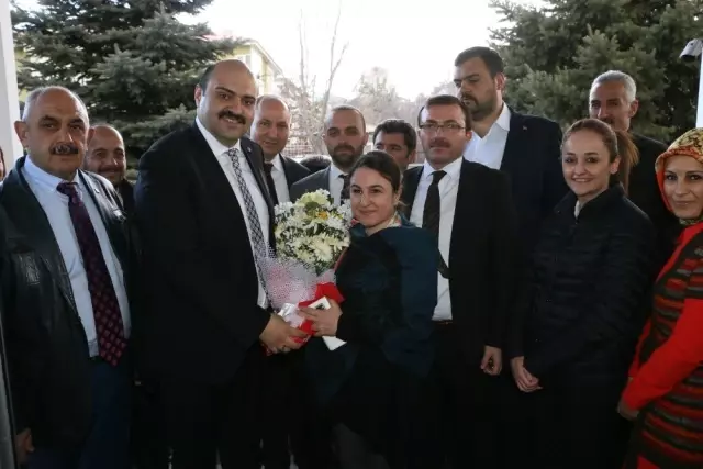 Başkan Orhan Mazbatasını Aldı Başkan Orhan Mazbatasını Aldı