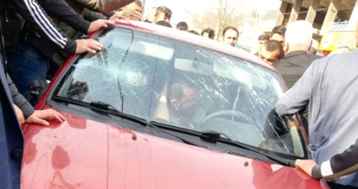 Polis, Öğrencileri Taciz Ettiği İleri Sürülen Şüpheliyi Öfkeli Kalabalığın Elinden Son Anda Kurtardı