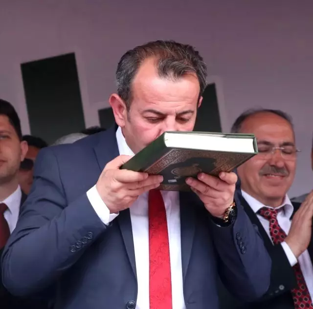Habervitrini.com | CHP li Tanju Özcan Kur an a el basarak göreve başladı