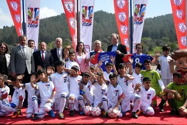 Büyükelçi Berger, Uluslararası U12 İzmir Cup'ın Açılışına Katıldı Büyükelçi Berger, Uluslararası U12 İzmir Cup'ın Açılışına Katıldı