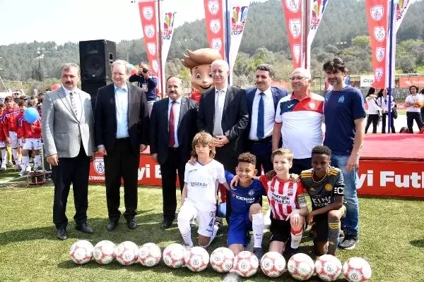 Büyükelçi Berger, Uluslararası U12 İzmir Cup'ın Açılışına Katıldı Büyükelçi Berger, Uluslararası U12 İzmir Cup'ın Açılışına Katıldı