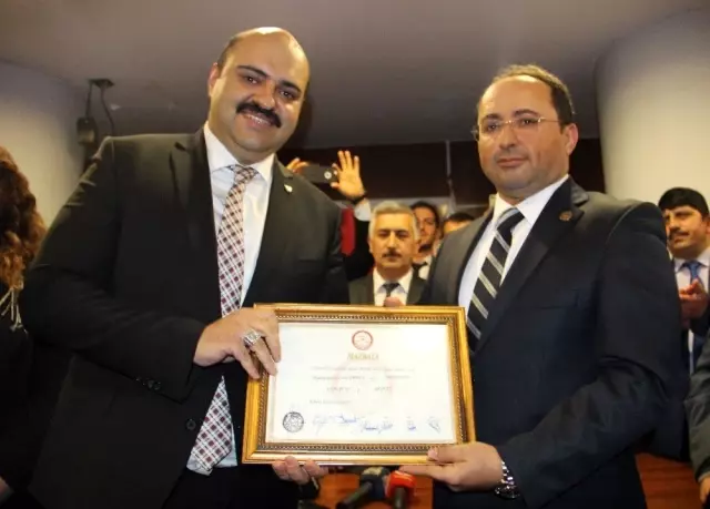 Erzurum Büyükşehir Belediye Başkanı Mehmet Sekmen Mazbatasını Aldı Erzurum Büyükşehir Belediye Başkanı Mehmet Sekmen Mazbatasını Aldı