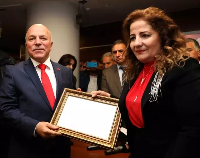 Erzurum Büyükşehir Belediye Başkanı Sekmen Mazbatasını Aldı Erzurum Büyükşehir Belediye Başkanı Sekmen Mazbatasını Aldı