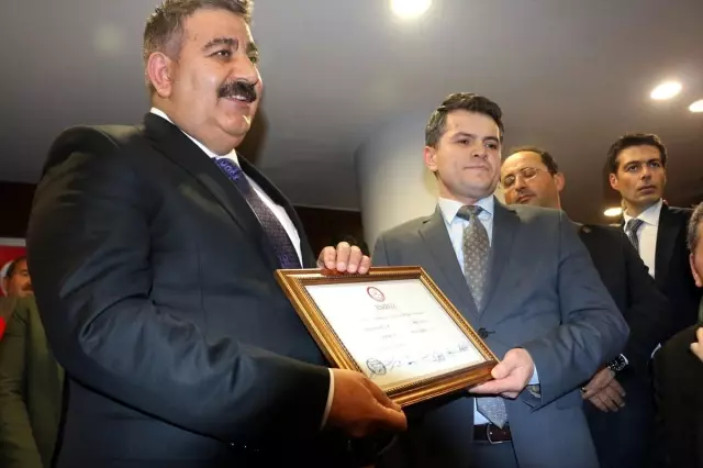 Erzurum Büyükşehir Belediye Başkanı Sekmen Mazbatasını Aldı Erzurum Büyükşehir Belediye Başkanı Sekmen Mazbatasını Aldı