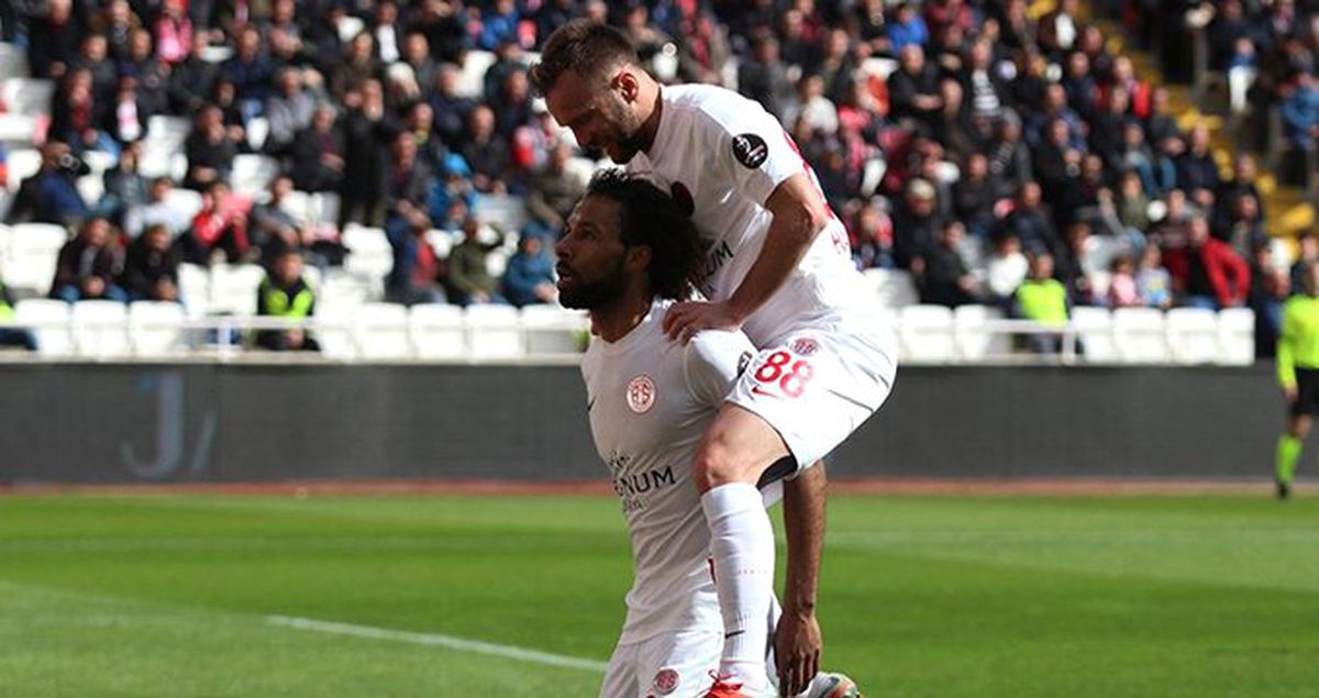 Fenerbahçe'nin, Antalyaspor Forması Giyen Nazım Sangare ile El Sıkıştığı İddia Edildi