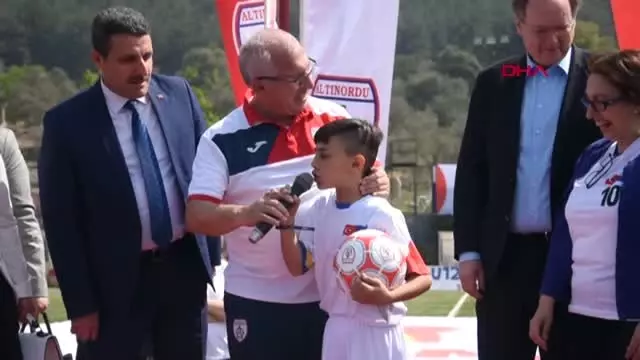 İzmir Büyükelçi Berger, Suriyeli Çocuklara Verilen Eğitimin Önemine Dikkat Çekti İzmir Büyükelçi Berger, Suriyeli Çocuklara Verilen Eğitimin Önemine Dikkat Çekti