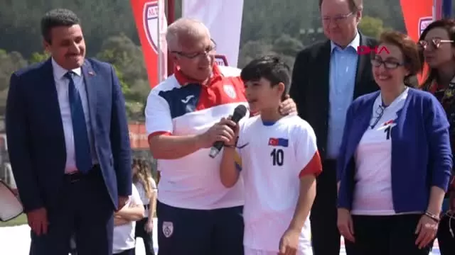 İzmir Büyükelçi Berger, Suriyeli Çocuklara Verilen Eğitimin Önemine Dikkat Çekti İzmir Büyükelçi Berger, Suriyeli Çocuklara Verilen Eğitimin Önemine Dikkat Çekti