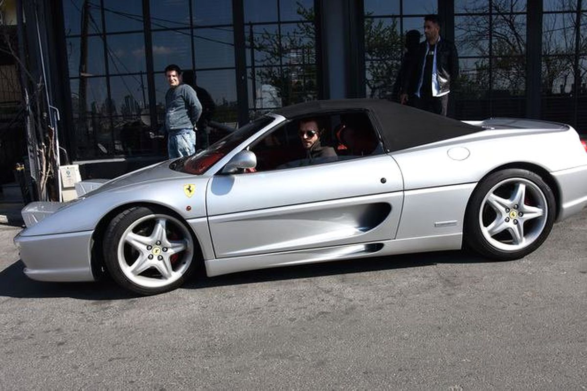 Kıvanç Tatlıtuğ, 800 bin TL'lik Ferrari'si İle Görüntülendi