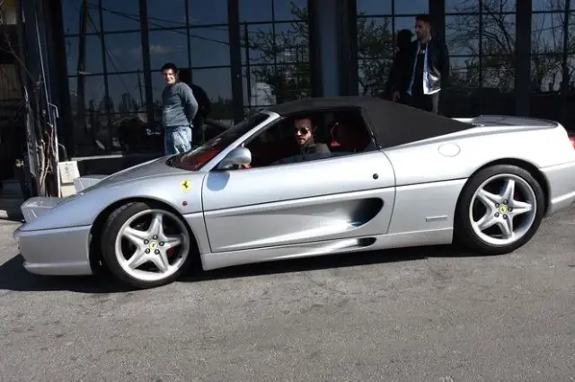 Kıvanç Tatlıtuğ, 800 bin TL’lik Ferrari’si İle Görüntülendi