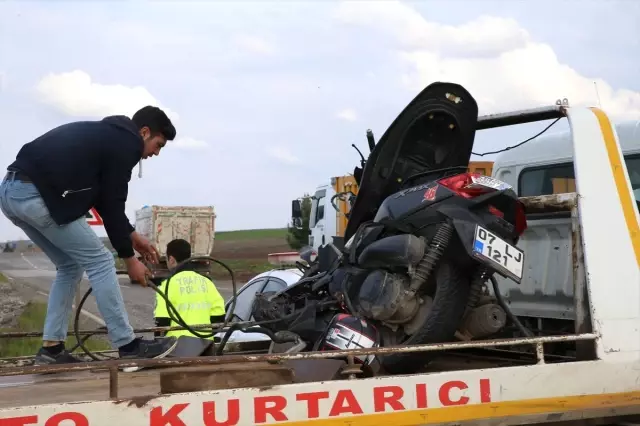 Motosikletle Otomobil Çarpıştı: 1 Ölü, 2 Yaralı Motosikletle Otomobil Çarpıştı: 1 Ölü, 2 Yaralı